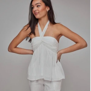 Topp - Slutsåld topp från nelly. Endast använd en gång, inga defekter. Köparen står för frakt💕