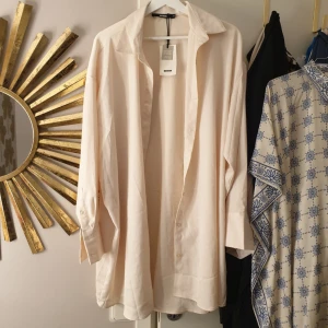 Skjorta - Lite längre skjorta. Från Bikbok, ny med prislappen kvar nypris var 399kr.  Storlek medium men känns mer som en Large.