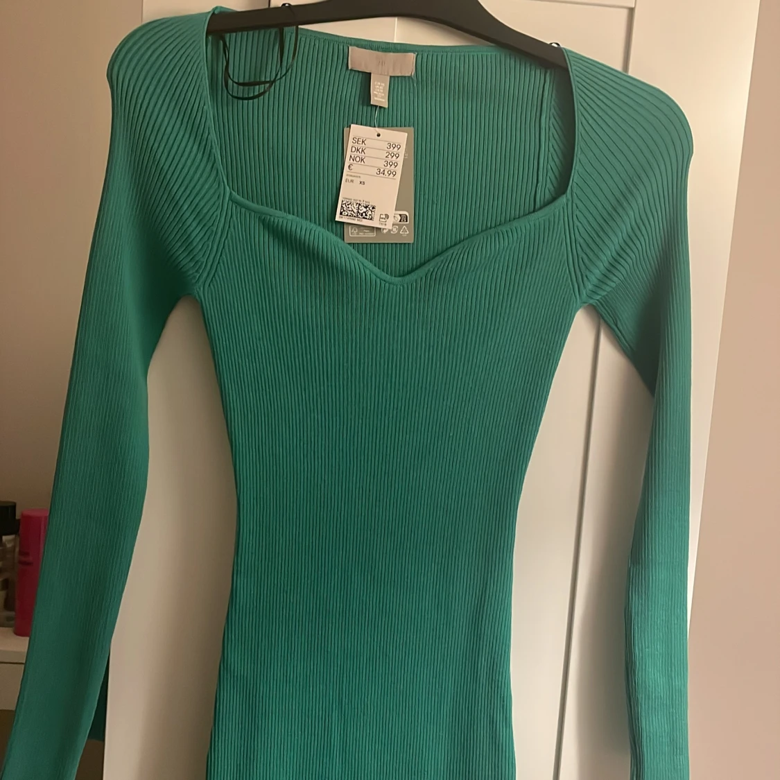 Säljer en helt ny grön stickad klänning med etikett på som jag köpt på hm men aldrig andväns.