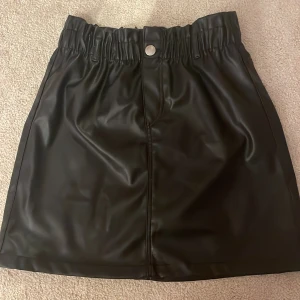 En Skinnkjol -  Storlek 146.  bra skick knappt använd