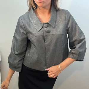 SNYGG KAPPA! - En så snygg tunn höst eller vår kappa i glittrig grå. Har använt några gånger men det syns inte att den är använd. Nyskick och köpt för 510kr i Göteborg.