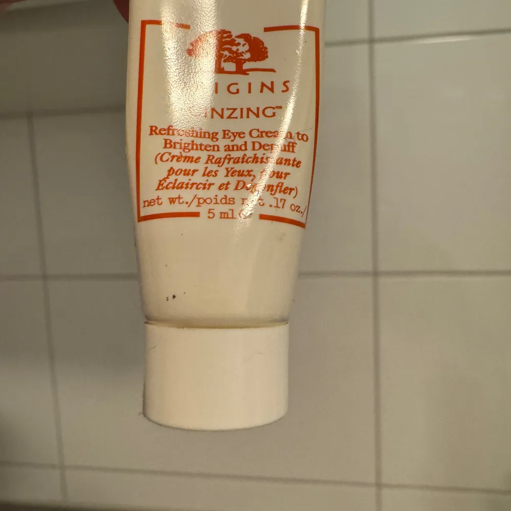 Säljer en Origins GinZing Refreshing Eye Cream som ljusar upp och piggar upp ögonen. Den kommer i en liten tub på 5 ml. Perfekt för att minska mörka ringar och puffighet under ögonen. Krämen är lätt och absorberas snabbt.. Skönhet.