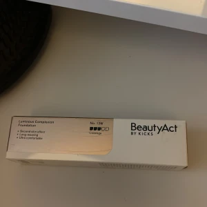 Beautyact by kicks foundation - jättefin foundation som tyvärr är för mörk för mig, endast testad den ser helt oanvänd ut. Färgen är 13W Warm.  Den ligger sig jättefint på huden och ser naturlig ut medans den är väldigt täckande!❤️