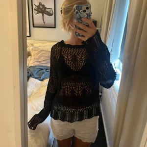 Zara tröja  - As cool stickad/hålig tröja från zara, går att ha bh eller linne under! Använt en gång, storlek s!