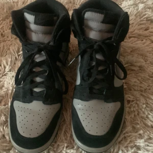 Svarta och gråa sneakers - säljer mina dunks från 2011 är nästan ny skick ingen star los och knappt använda har bara legat och tagit plats säljer biligt för behöver pengar (har ingen låda) är storlek 44 passar som 43 pris kan diskuteras 