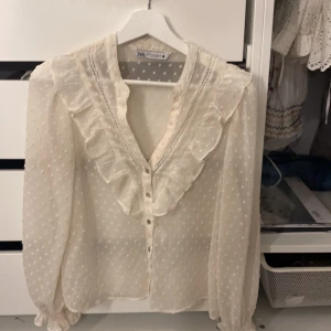 Zara tröja - Vill byta min storlek på min tröja från xs till s/m kontakta mig om du vill byta (SÄLJER INTE)