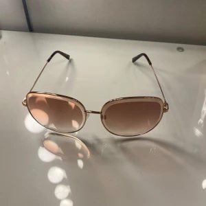 Snygga glasögon - Coola glasögon i brun/beige färg! 