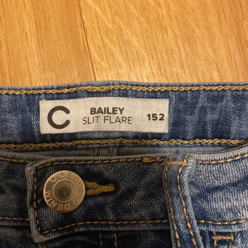 Säljer ett par snygga blå slit flare jeans från märket CubuS i storlek 152. De har en cool slitsdetalj vid bensluten och är i bra skick med bara några små tecken på användning. Perfekta för både vardag och fest! . Jeans & Byxor.