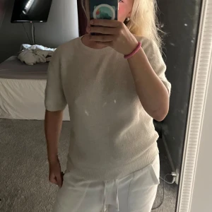 Beige stickad tröja - Säljer en super mysig beige stickad tröja från H&M. Den har korta ärmar och en normal passform. Perfekt för höst och vår!