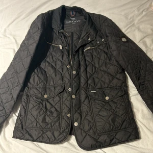 Quiltad Snoot Jacka - Storlek L, skick: 8,5/10