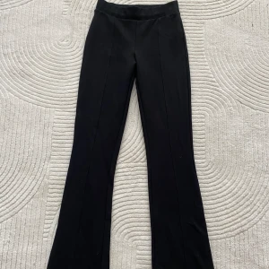 Gina tricot kostymbyxor  - Köpte kostymbyxorna för nått år sedan och som bara har används en gång och därför är de i perfekt skick. De är gjorda av ett jätte skönt material och sitter jätte fint på. Köparen står för frakten 
