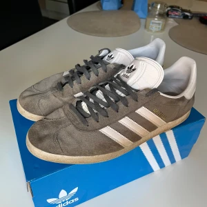 Adidas Gazelle - Säljer ett par sköna adidas gazelle som är i hyfsat bra skick, Box följer med. Skriv vid minsta fundering!👍