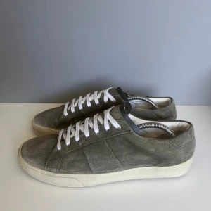 Saint Laurent skor  - Säljer ett par sjukt snygga saint Laurent skor i storlek 44, cond 9/10 knappt använda. Tillkommer endast skor!