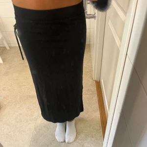 Långkjol. - Ribbad svart långkjol. Skriv privat för fler bilder!