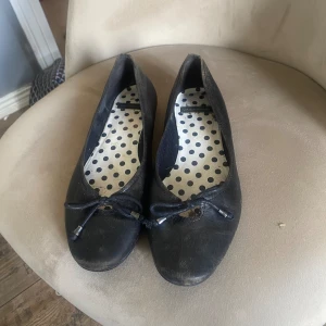 Ballerina skor  - Super fina ballerina skor, dom är använda mycket men fortfarande i fint skick! 