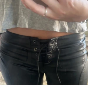 Lågmidjade skinnbyxor  - Svinsnygga skinnbyxor med knytning som tyvärr va för små för mig💕skulle säga att dom är typ xs(lånade bilder)