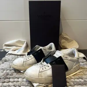 Snygga skor från Valentino || Använda men har mkt kvar att ge || Storlek: 41 || Box, dustbag 2x samt kort medföljer 