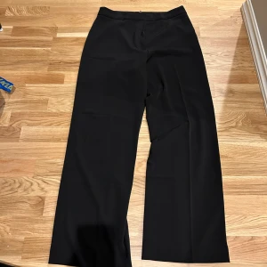 kostymbyxor  - från hm, storlek 42, liten i storleken, knappt använda