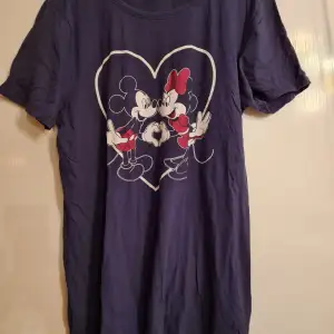 Oversized t-shirt från Disney i bra skick, den är i storlek large/x-large och har ett tryck av mimmi och musse pigg i ett hjärta