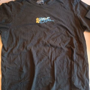 Vintage Ripcurl arthouse print T-Shirt - Använd relativt mycket, kragen är lite sträckt fast inte för mkt duvet. Själva trycket är skitkoolt, typ lite påjärnat, påsatt. Thriftad, pris kan diskuteras