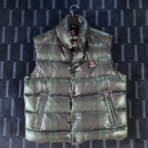 Moncler corbier down väst - Hej, säljer nu denna snygga och unika moncler corbier down väst. Västen är i fint skick förutom att ”cartonen” har börjat släppa i sömmarna. Den är köpt på kaspersheat några år tillbaka. Självklar äkta, och bild på fakturan kan fås om så önskas.