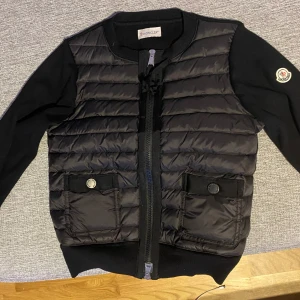 Moncler Cardigan - Säljer denna helt nya moncler cardigan jackan. Storlek 1 vilket motsvarar S, passar även XS. Skulle även kunna tänka mig byta mot en vit💗