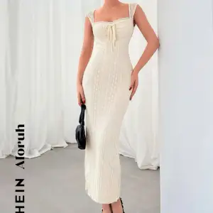 jätte söt klänning som är oanvänd från shein i storlek xs köpt för 260kr! meddela mig för mer bilder🩷