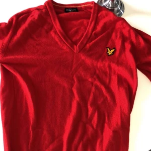 Lyle and Scott sweatshirt  - Topp kvalite på tröjan, nästan oanvänd endast ett tillfälle. Säljer den då jag inte använder den, men den är väldigt bekväm och bra passform.
