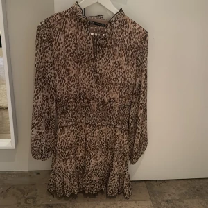 Zara klänning  - Säljer denna skitsnygga klänningen från zara i bra skick🥰Skriv om man vill ha bild när den sitter på