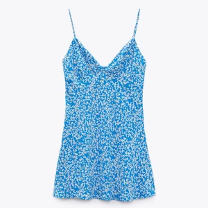 Klänning från zara - Jättefin blommig klänning från zara. Perfekt till sommaren. Normal i storlek och finns dragkedja på sidan. Använd fåtal gånger, bra skick