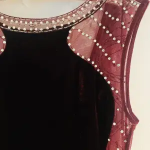 Oanvänd balklänning/festklänning i vinröd sammet med detaljer av strass och pärlor Storlek M Nypris 1000 kronor
