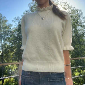 Stickat kortärmad tröja - Såååå otroligt söt stickad t shirt som är ett måste!!! Har två därav säljer jag den. Inte mycket använd och så fin! 💕💕
