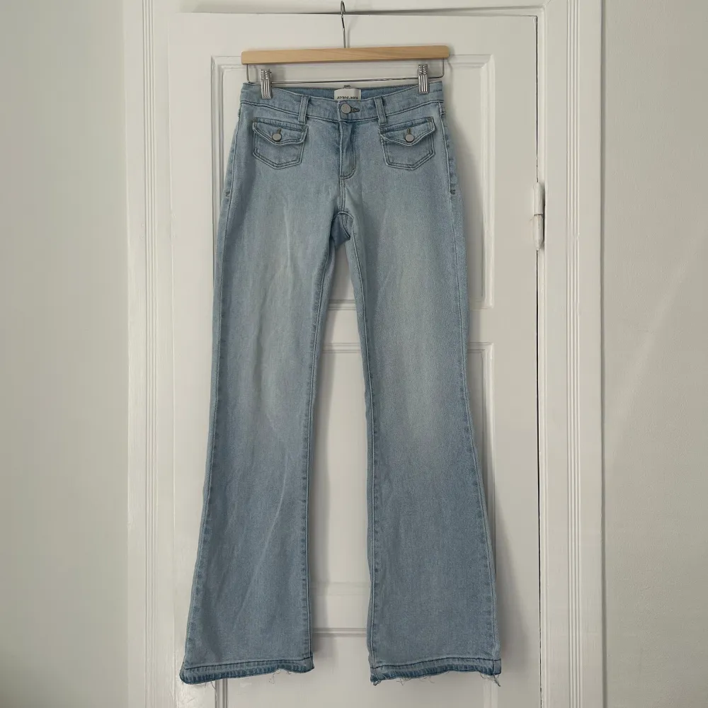 Superfina lågmidjade bootcut jeans i storlek W25! Superbra skick💕. Jeans & Byxor.