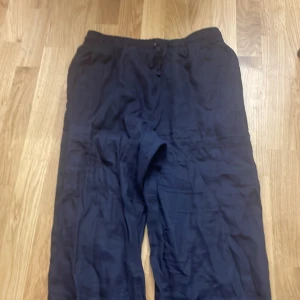 Linnebyxor  - Storlek m med passar L, de är använda 2 gånger, de är lite skrynkliga men de går och fixa, de är köpta för 500 jag säljer för 200
