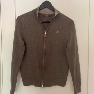Morris fullzip - Sjukt fet Morris fullzip i nyskick  100% merino ull, den är rätt liten i storlek