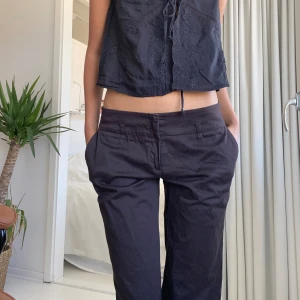 Lågmidjade kostymbyxor - Lågmidjade svarta kostymbyxor! Dessa är på gränsen till för korta på mig, så hade passat någon under 175🫀🫀