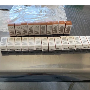 Milk Bronzer stick - Jag säljer helt nya (oanvända förpackningar) milk bronzer stick i färgen ”baked”.  Nypris: 279kr Säljer för: 160. OBS! Mycket efterfrågad så kan inte ”spara” till någon. Det går åt så snabbt❤️