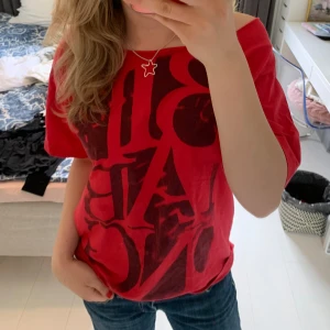 Cool T-shirt - Snygg T-shirt som jag klippt kragen av för att jag sett andra göra det o ville ha den coolare! Bra skick i övrigt, skriv för fler bilder🥰 Den andra t-shirten finns på min sida!