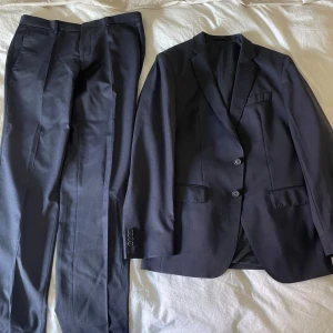 Boss kostym  - Säljer min fina boss kostym använd EN gång på ett bröllop skick 10/10 inga skavanker! Köpt för 8499kr på boss i emporia Malmö.  Hör gärna av dig vid intresse 