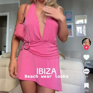 Nelly klänning  - Rosa klänning från Nelly i storlek M, oanvänd med  prislapp kvar. Första bild är lånad på Hanna Friberg. Väldigt kort så kan användas som linne också 