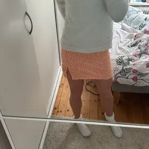 Kort kjol som sitter jätte fint 💖säljer då jag har flera liknande. Perfekt nu till sommarn.