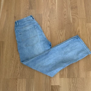 Place jeans  - Hej! Säljer ett par place jeans som är ett amerikanskt märke dom är straight leg och väldigt bra kvalitet! Skicket är suveränt 👍 Tveka inte på att höra av er! :)