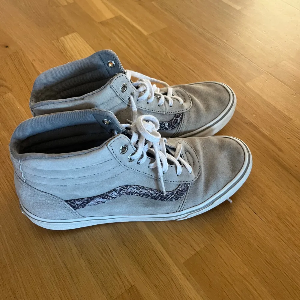 Jättefina grå vans, kan finnas lite småfläckar men annars bra skick💕 Pris går att diskuteras. Skor.