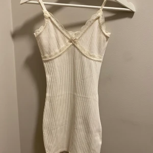 Klänning  - Klänning från H&M storlek xs 