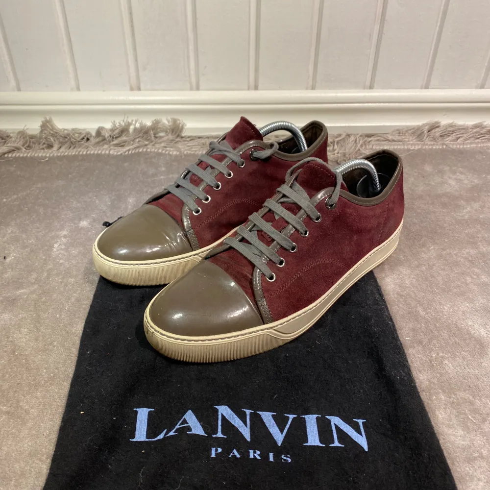 Vinröda lanvin cap toes. Storlek uk 7. Skick: 9/10. Tillkommer: Dustbag. Tveka inte på att höra av er vid intresse!. Skor.