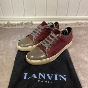 Lanvins - Vinröda lanvin cap toes. Storlek uk 7. Skick: 9/10. Tillkommer: Dustbag. Tveka inte på att höra av er vid intresse!
