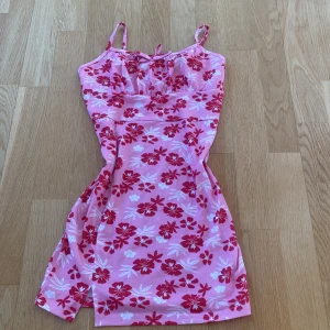 Säljer denna för 25. - Säljer denna eftersom jag har växt ur den. Om ni har några frågor eller funderingar kan ni ställa dom😍😍