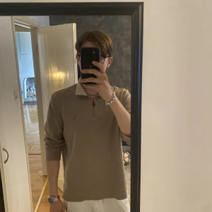 Ralph Lauren half zip - Hej, säjer denna ralph laurent tröja köpt för 1300 kr, har använd den endast 2 gånger och finns inga defekter. kontakta mig för mer info. Storlek M, men passar bättre som L . Kan lösa så frakten blir fri