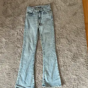 hej! jag säljer mina low flare jeans 520 från bikbok i storlek xs och längd 31. de passar mig som är 160 cm och nypris är 699kr ❣️