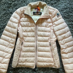 Parajumpers jacka - Selling a Parajumpers down jacket! Very good condition and used only a few times💓It’s a size S.  Dm me for more pictures and questions!